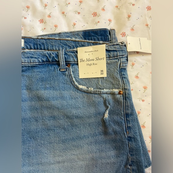 NWT- Abercrombie and Fitch- High Rise Mom Short - Size 36/22 - Picture 1 of 15